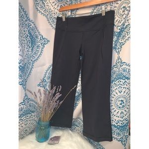 🔆 EUC Lululemon Black Flared Capris Size 6